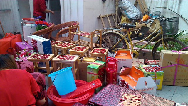 農(nóng)村女孩的嫁妝，生活日用品堆成山，場(chǎng)面堪比大搬家